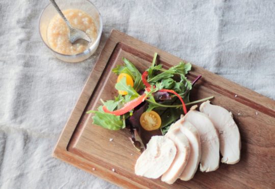 玉ねぎ麹をつかったむね肉のゆで鶏