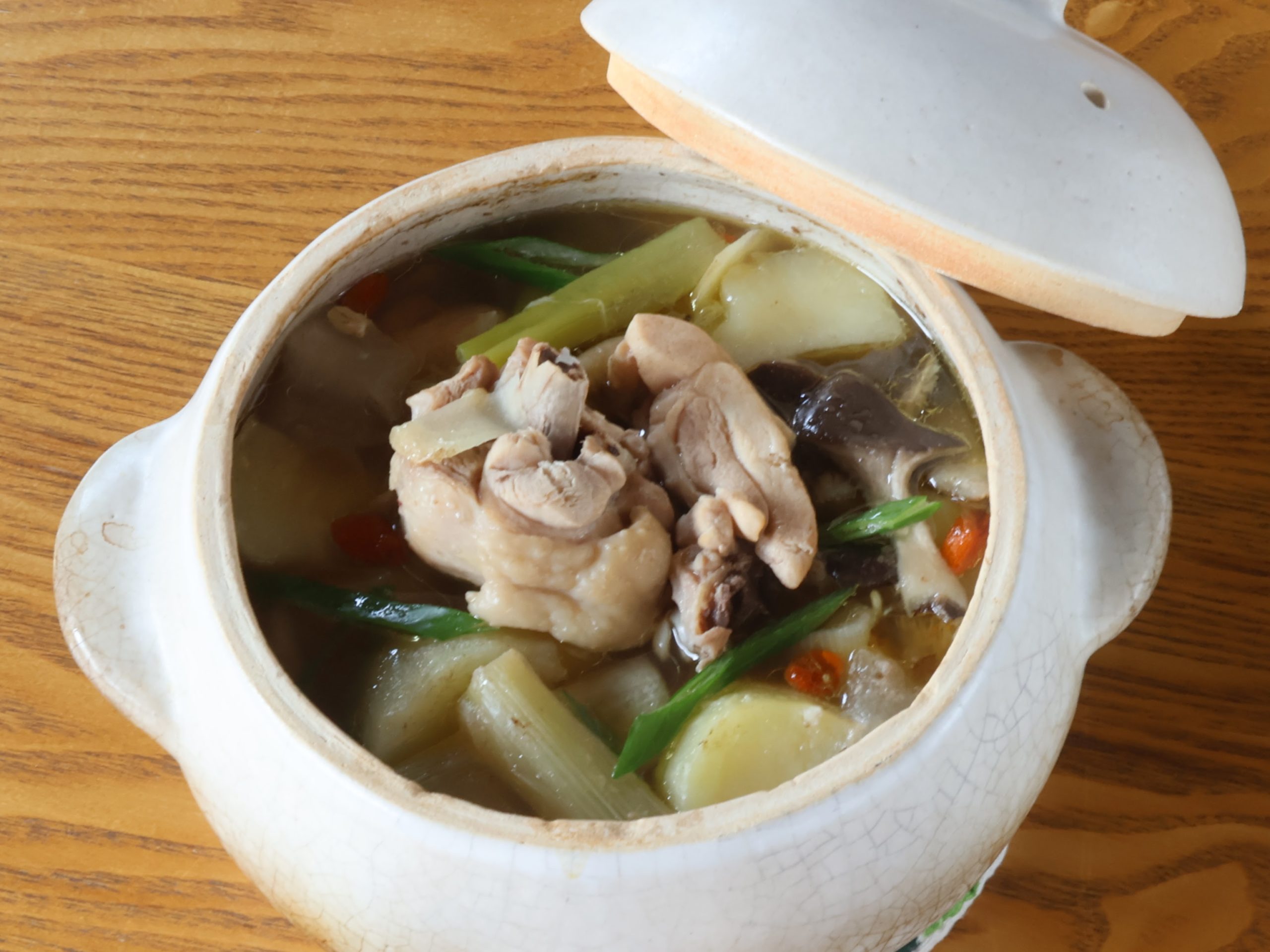 “塩こうじ”をつかった塩だけでコクと味わいが広がる『サムゲタン』